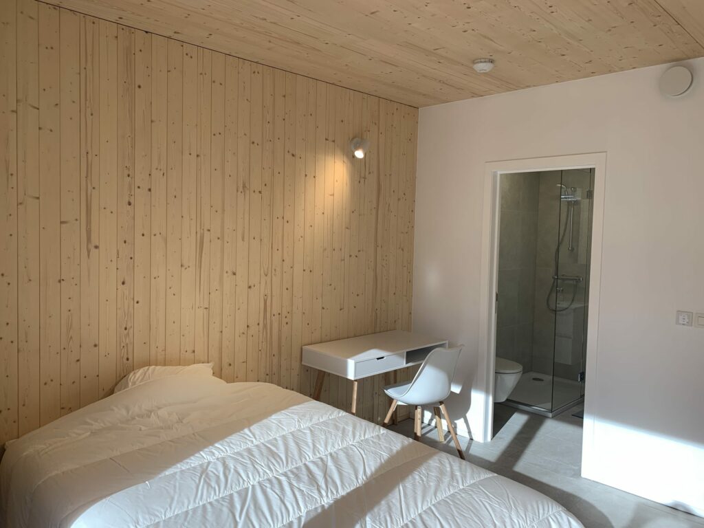 Alisa, Braine-l’Alleud : chambre avec salle de douche privative