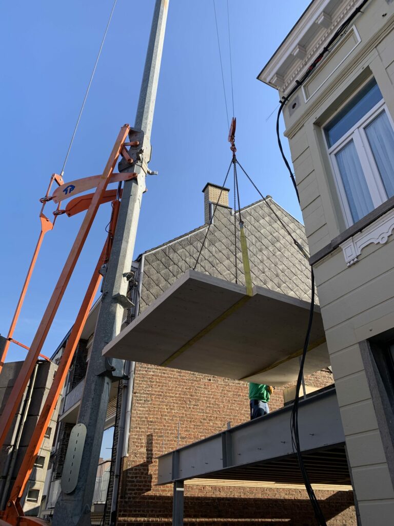 Alisa, Braine-l’Alleud : pose d’un panneau CLT à la grue