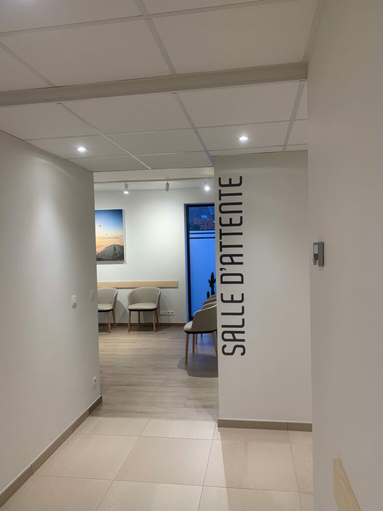 Cabinet de cardiologie, Braine-l’Alleud : couloir vers la salle d’attente
