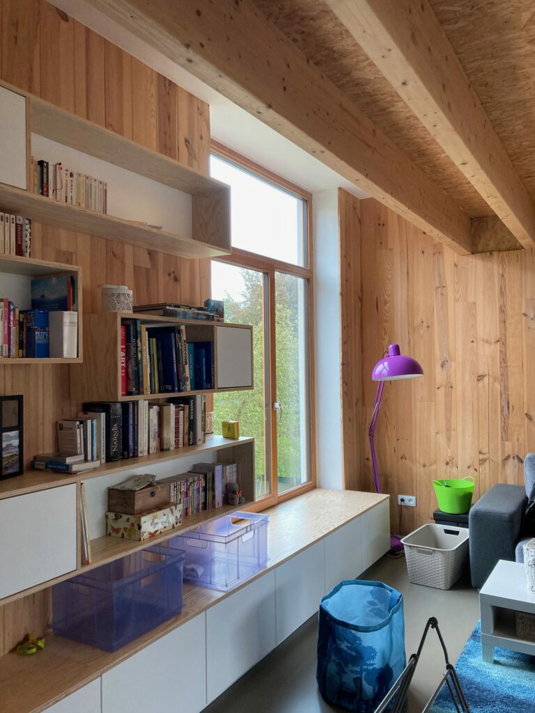 Menil, Braine-l’Alleud : bibliothèque en bois