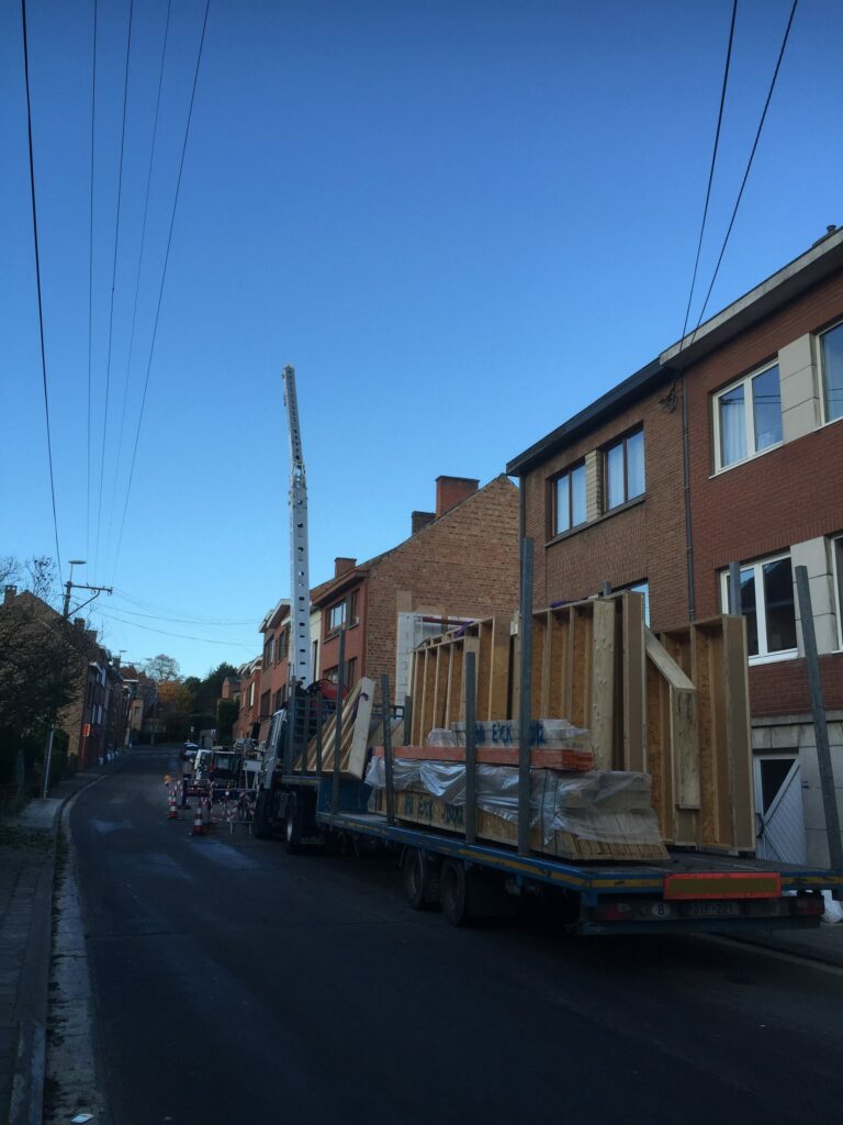 Menil, Braine-l’Alleud : livraison des caissons bois