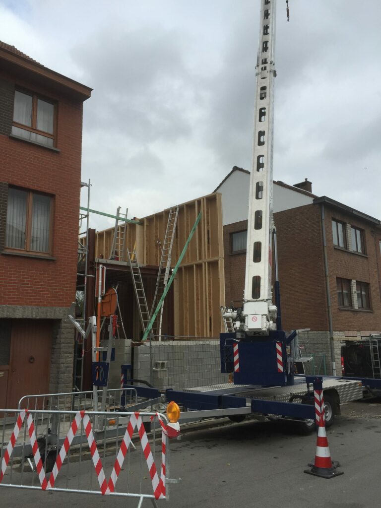 Menil, Braine-l’Alleud : montage des caissons à la grue