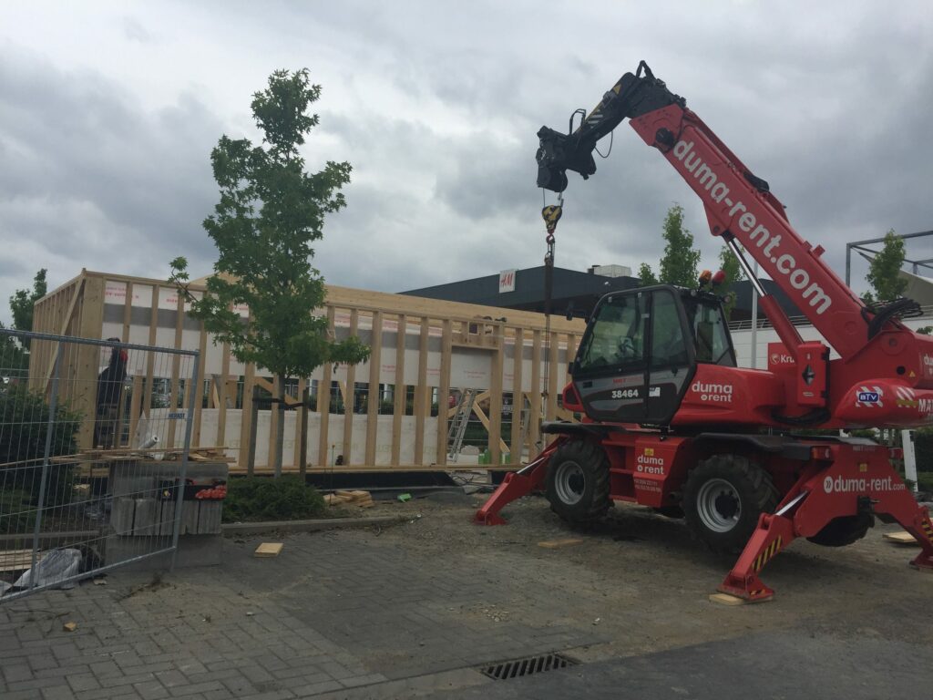 Pavillon Horeca, Mouscron : montage à la grue